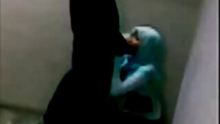 மேஜையில் இளம்பெண்